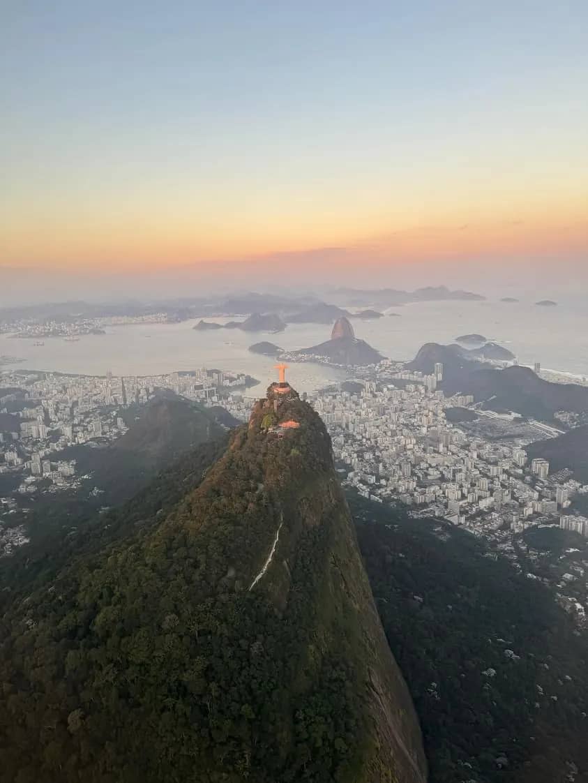 Cristo Redentor ao amanhecer com o Pão de Açúcar ao fundo